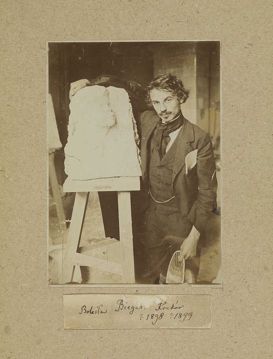 Bolesław Biegas w pracowni w Krakowie, około 1898–1899